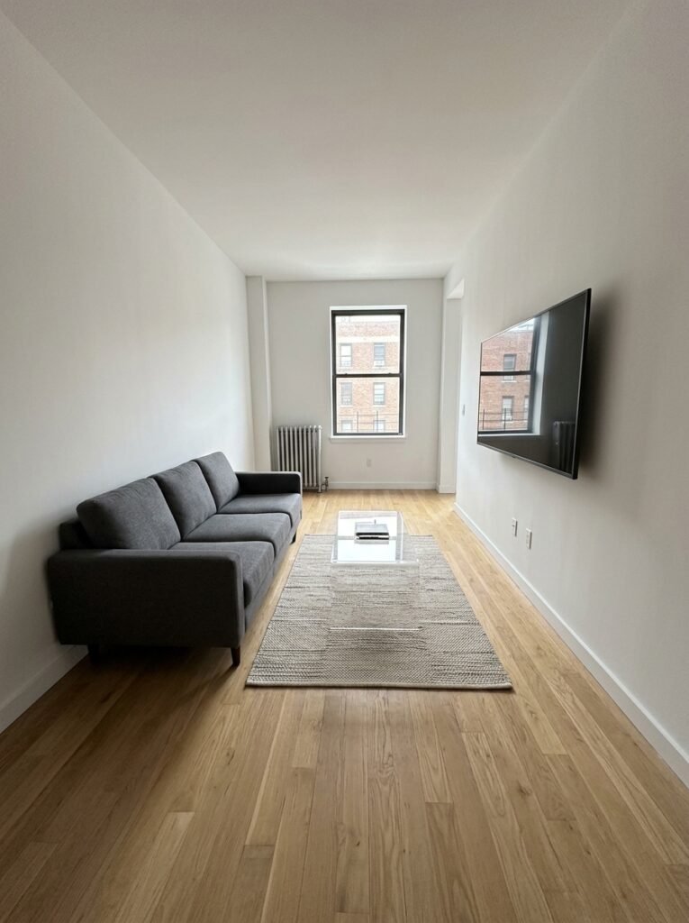 7 Small-Space Modern Living Room Layouts for First-Time City Renters